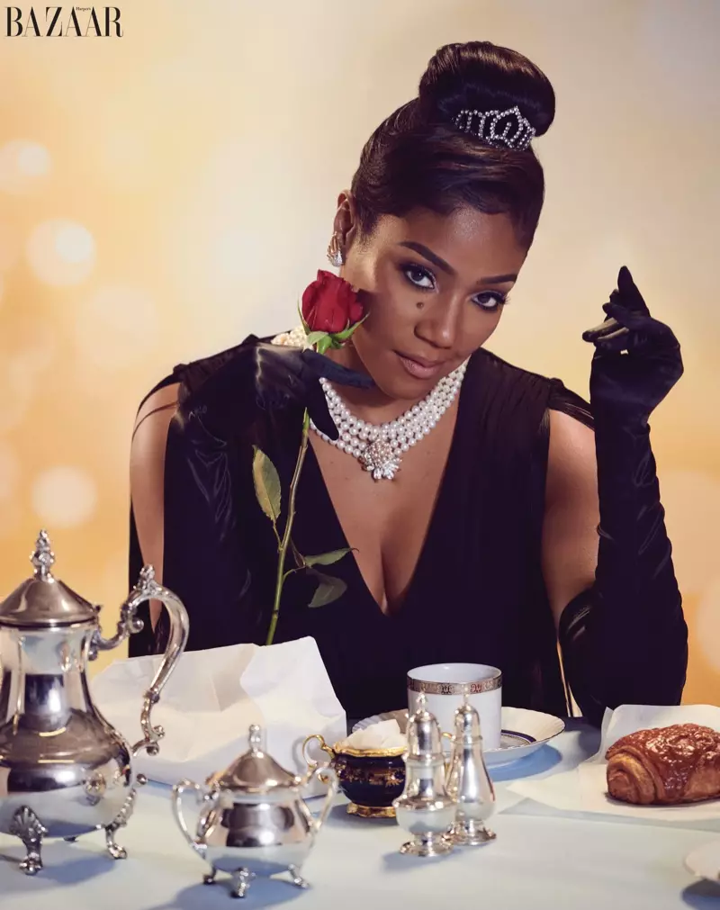 Tiffany Haddish má na sobě šaty z limitované edice Alberta Ferretti se šperky Tiffany & Co. a newyorskou vintage korunou