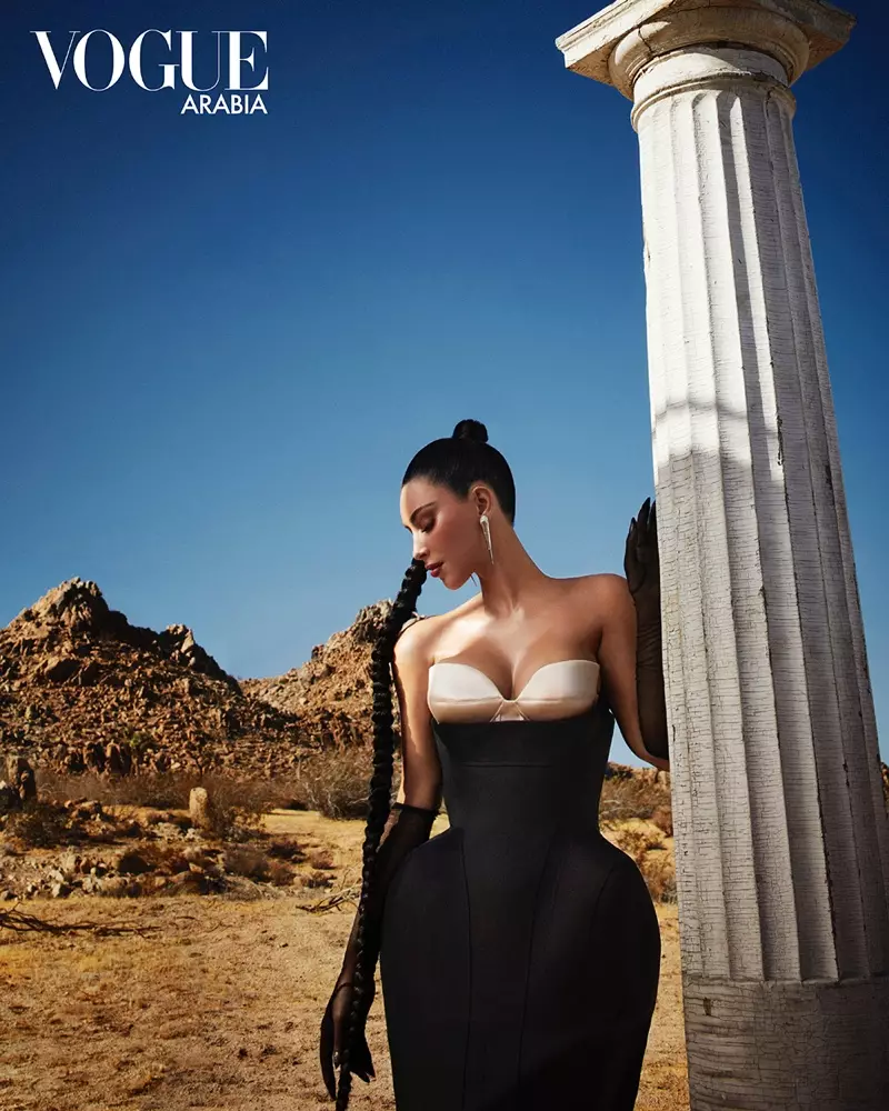 Mostrando le sue curve, Kim Kardashian posa nel design d'archivio Mugler