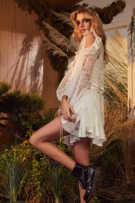 Stella Maxwell pozează în stilurile anilor 70 ale For Love & Lemons pentru toamna 2018