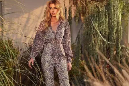 Stella Maxwell posa nos estilos dos anos 70 de For Love & Lemons para o outono de 2018