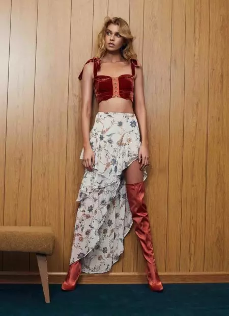 Stella Maxwell posa negli stili anni '70 di For Love & Lemons per l'autunno 2018