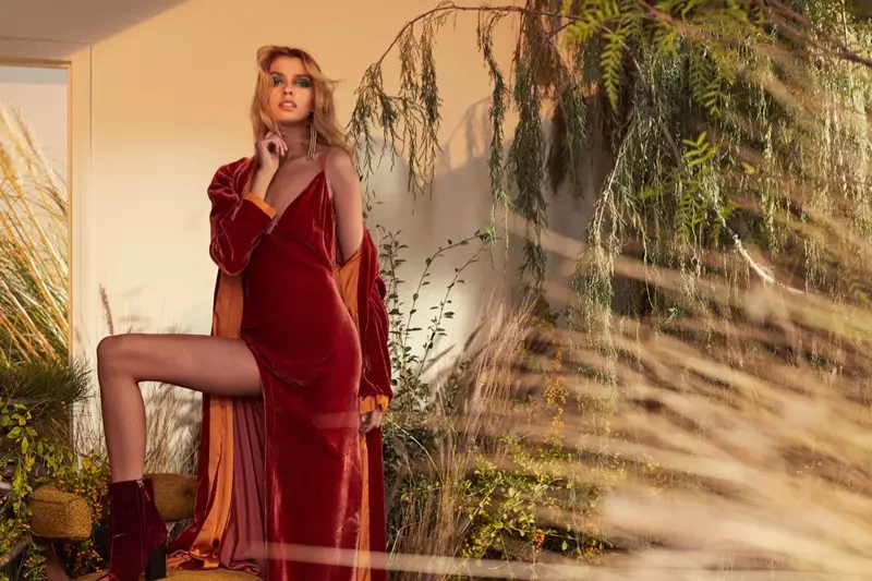 For Love & Lemons presenta el vestido y el abrigo de terciopelo de Nadine en el lookbook de otoño de 2018