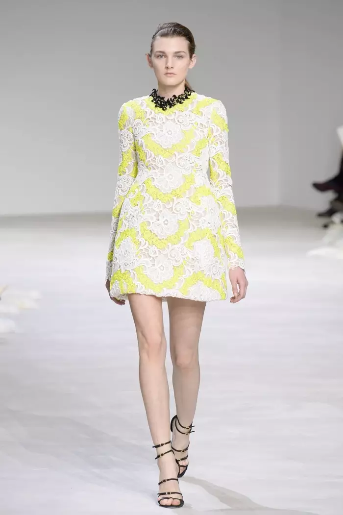 Isang modelo ang naglalakad sa runway sa spring 2016 haute couture show ng Giambattista Valli na nakasuot ng lace na mini dress