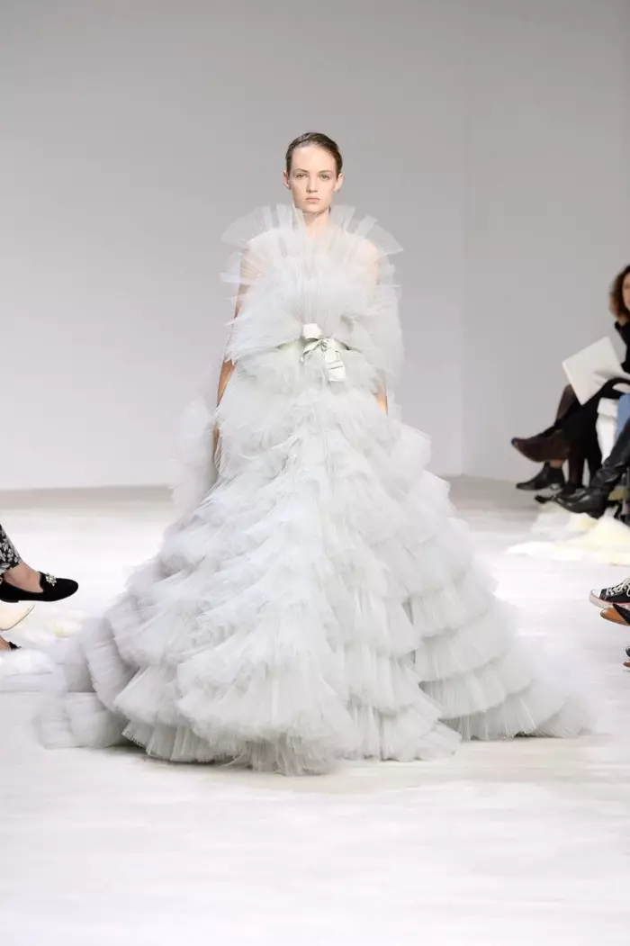 In model draacht in empire taillejurk mei tiered plooijen by Giambattista Valli's maitiid 2016 haute couture show