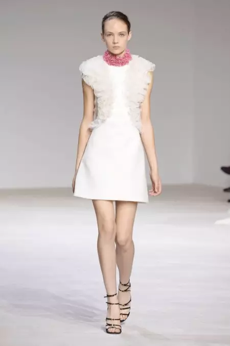 Giambattista Valli 2016-нчы елның язы өчен чәчәкләрне кочаклый