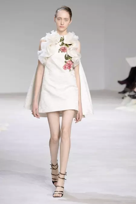 Giambattista Valli მოიცავს ყვავილებს 2016 წლის გაზაფხულისთვის