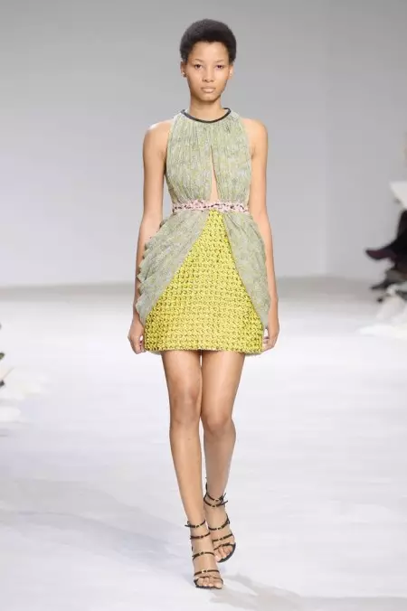 Giambattista Valli स्प्रिंग 2016 Couture साठी फुलांचा आलिंगन