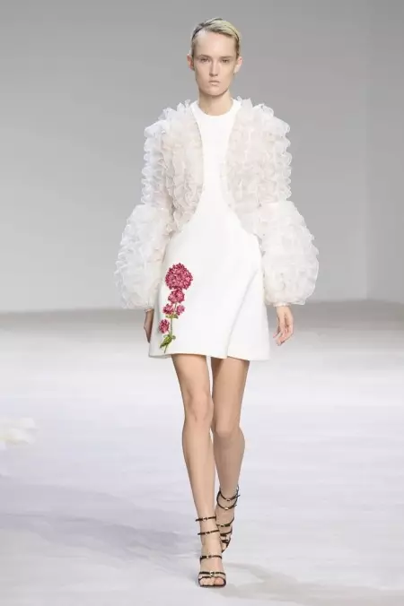 Giambattista Valli ለፀደይ 2016 ኮውቸር የአበባ አበባዎችን ታቅፋለች።