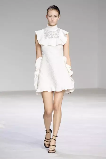 Giambattista Valli Gihangop ang mga Bulak para sa Spring 2016 Couture