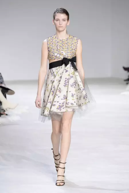 Giambattista Valli ने स्प्रिंग 2016 Couture . के लिए फूलों को अपनाया