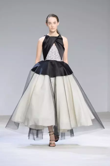 Giambattista Valli ବସନ୍ତ 2016 Couture ପାଇଁ ପୁଷ୍ପଗୁଚ୍ଛ ଗ୍ରହଣ କରେ |