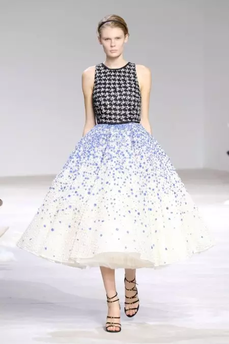 Gabhann Giambattista Valli Bláthanna le haghaidh Couture Earraigh 2016