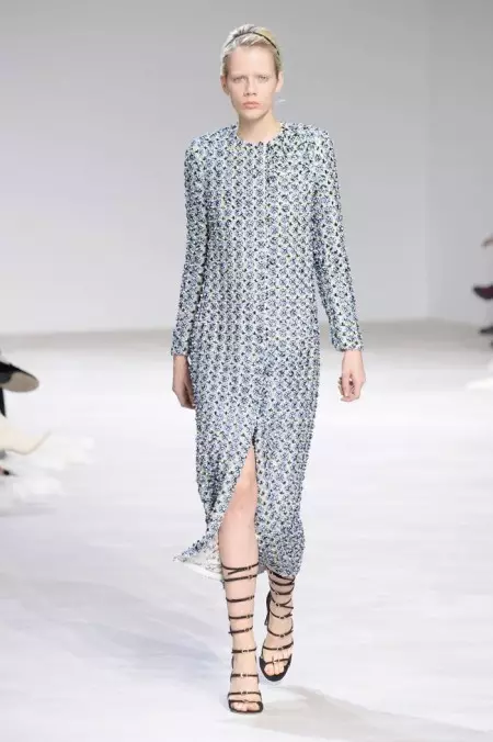 Giambattista Valli بهار 2016 جي لباس لاءِ گلن کي ڳنڍي ٿو