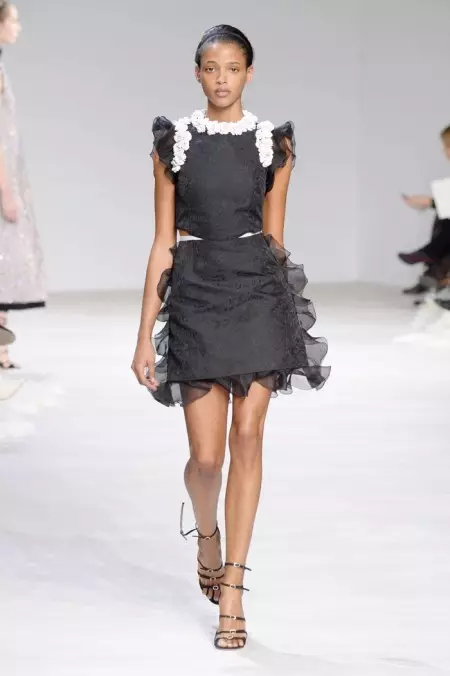 Giambattista Valli adopte les fleurs pour la couture du printemps 2016