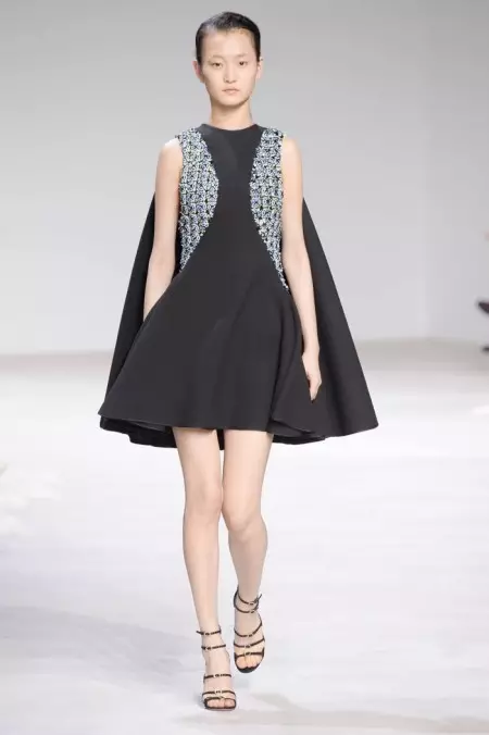 Giambattista Valli 2016-нчы елның язы өчен чәчәкләрне кочаклый