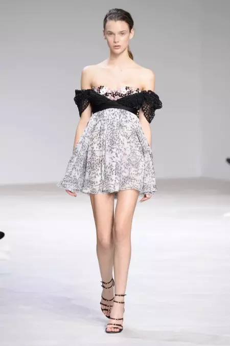 Giambattista Valli 为 2016 年春季高级定制服采用花卉元素