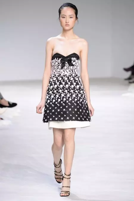 Giambattista Valli yn Cofleidio Blodau ar gyfer Couture Gwanwyn 2016