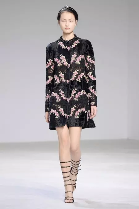 Giambattista Valli 为 2016 年春季高级定制服采用花卉元素