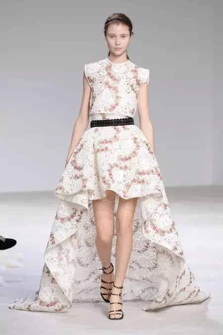 Giambattista Valli Embraces Florals rau lub caij nplooj ntoos hlav 2016 Couture