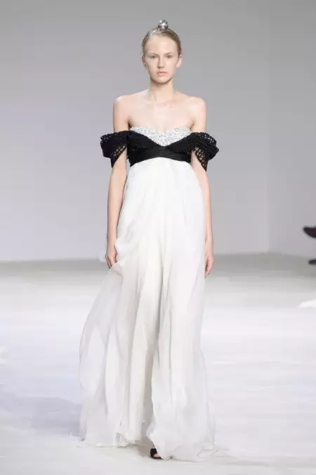 Giambattista Valli برای مد لباس بهار 2016 گلها را در آغوش میگیرد