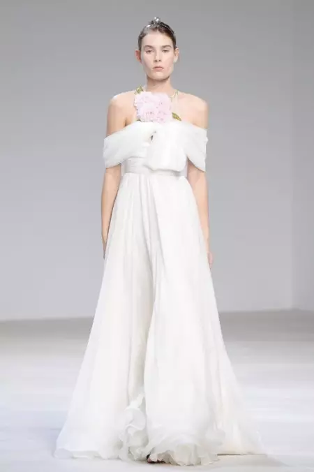 Giambattista Valli වසන්ත 2016 Couture සඳහා මල් වැලඳ ගනී