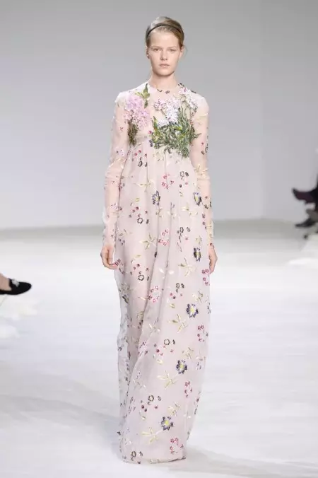 Giambattista Valli abraça os florais para a alta costura da primavera 2016