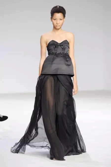 Giambattista Valli 2016-нчы елның язы өчен чәчәкләрне кочаклый