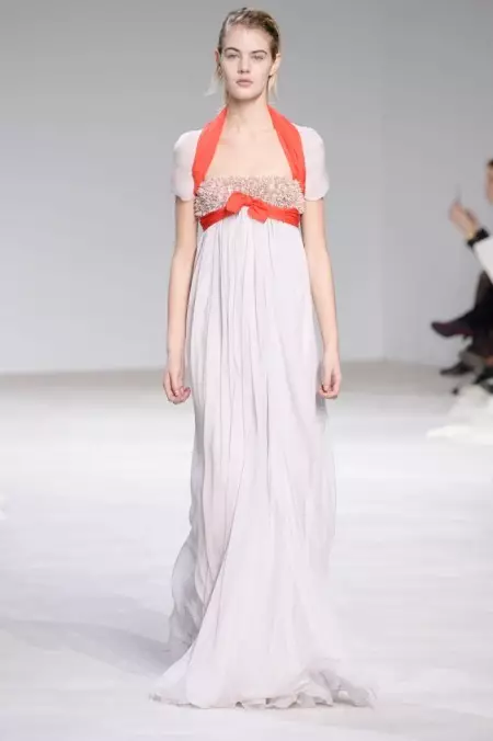 Giambattista Valli ለፀደይ 2016 ኮውቸር አበባዎችን ታቅፋለች።