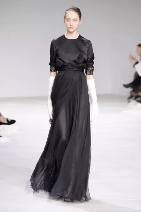 Giambattista Valli گۈل-گىياھلارنى 2016-يىلى ئەتىيازلىق تېرىلغۇغا قوبۇل قىلدى