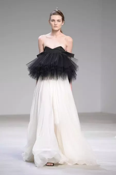 Giambattista Valli 2016 yil bahori kutyurei uchun gullarni quchoqlaydi