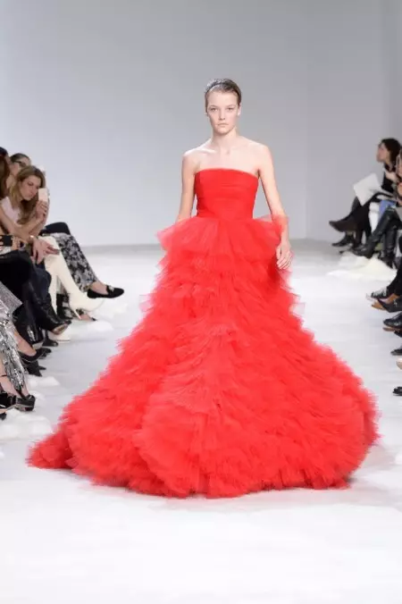 Giambattista Valli anbrase flè pou Spring 2016 Couture