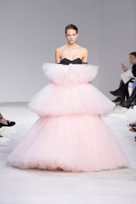 Giambattista Valli abraza flores para a alta costura da primavera de 2016