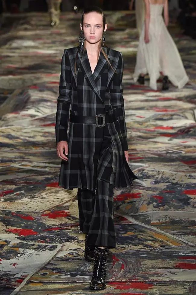 Alexander McQueen Gwanwyn 2017: Model yn cerdded y rhedfa mewn siaced plaid a pants