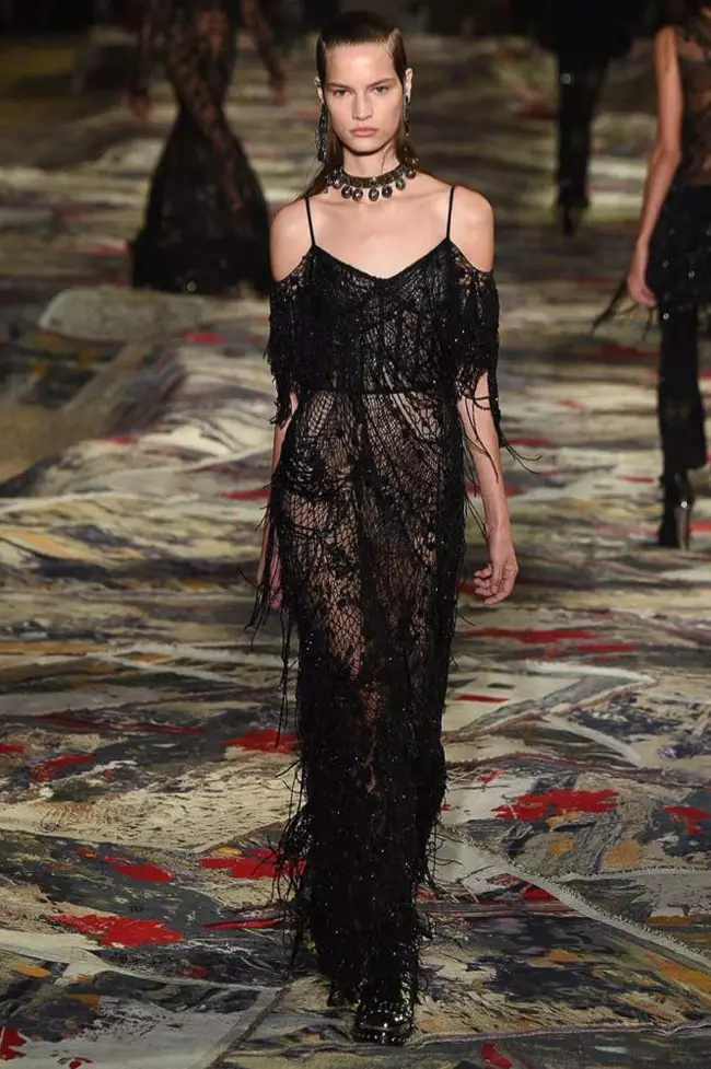 Alexander McQueen Spring 2017: Ang modelo naglakaw sa runway sa naggilakgilak, off-the-shoulder nga itom nga gown