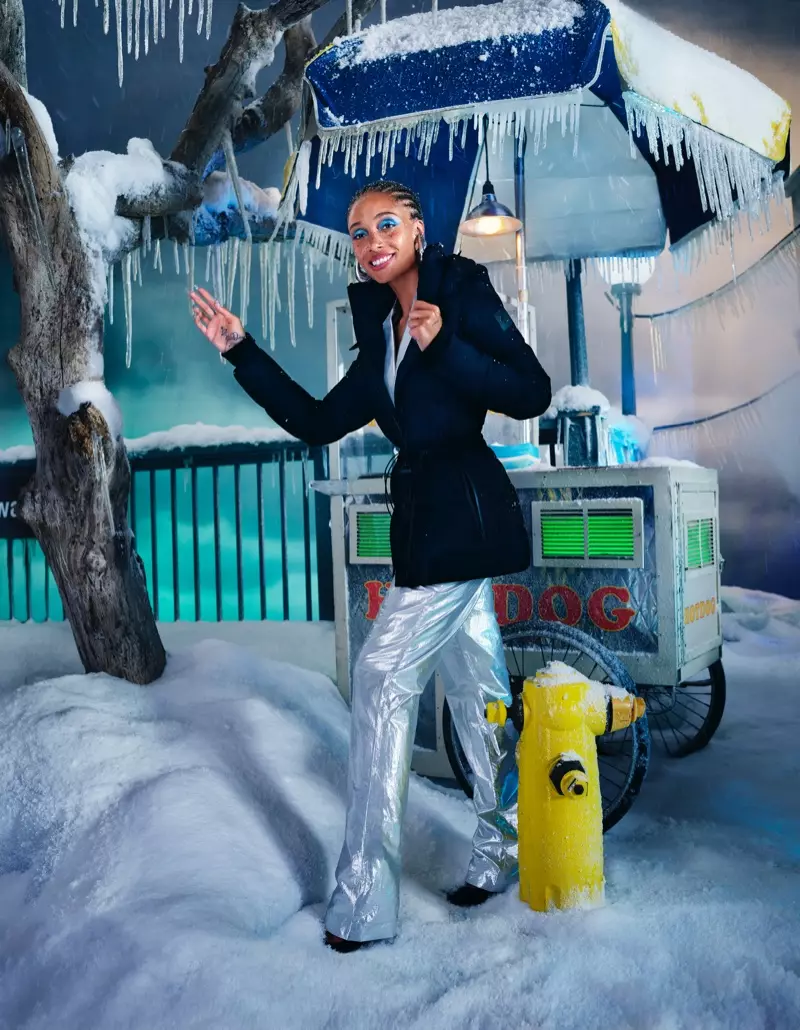 Adwoa Aboah, wat langs 'n voedselvragmotor poseer, speel in Moose Knuckles herfs-winter 2021-veldtog.