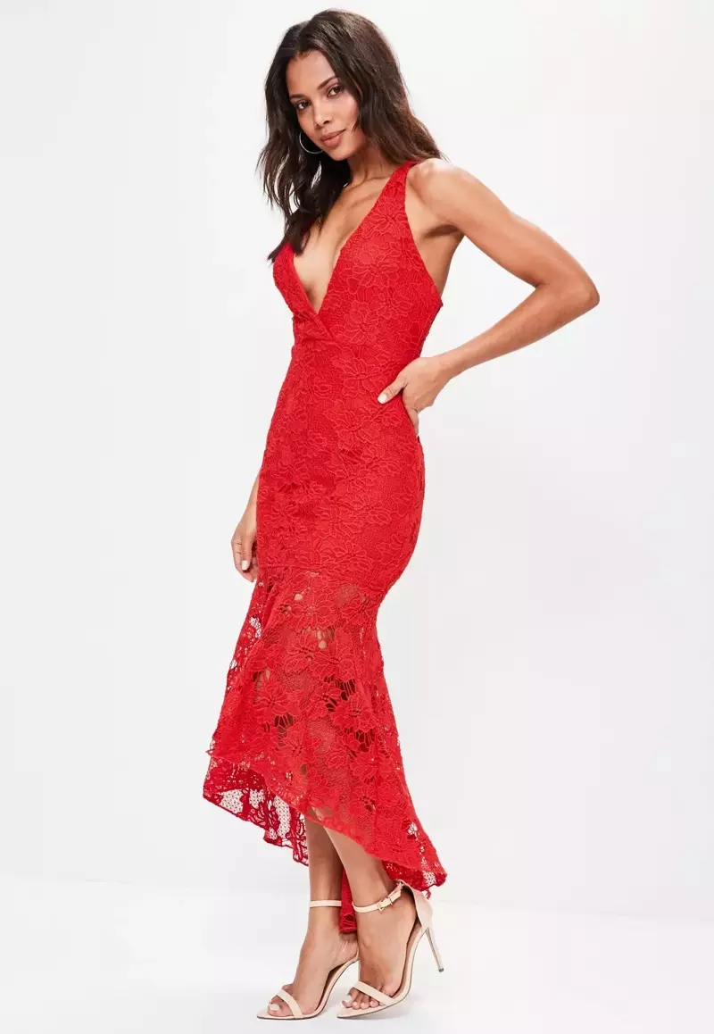 Missguided فستان طويل ذيل السمكة من الدانتيل الأحمر 132 دولارًا