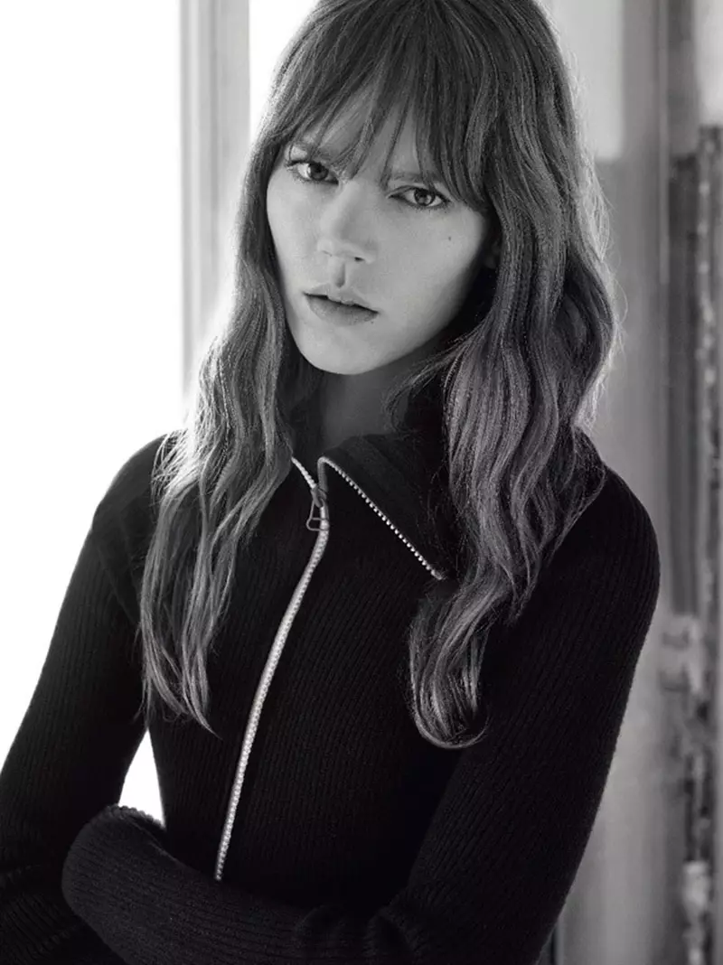 Freja Beha tana sanye da salon gyaran gashin sa na sa hannu tare da ƙwanƙwasa ƙwanƙwasa da bangs