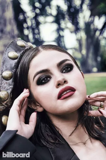 Selena Gomez Taurari a cikin Mujallar Billboard, Tattaunawar Samun Hutu Daga Instagram