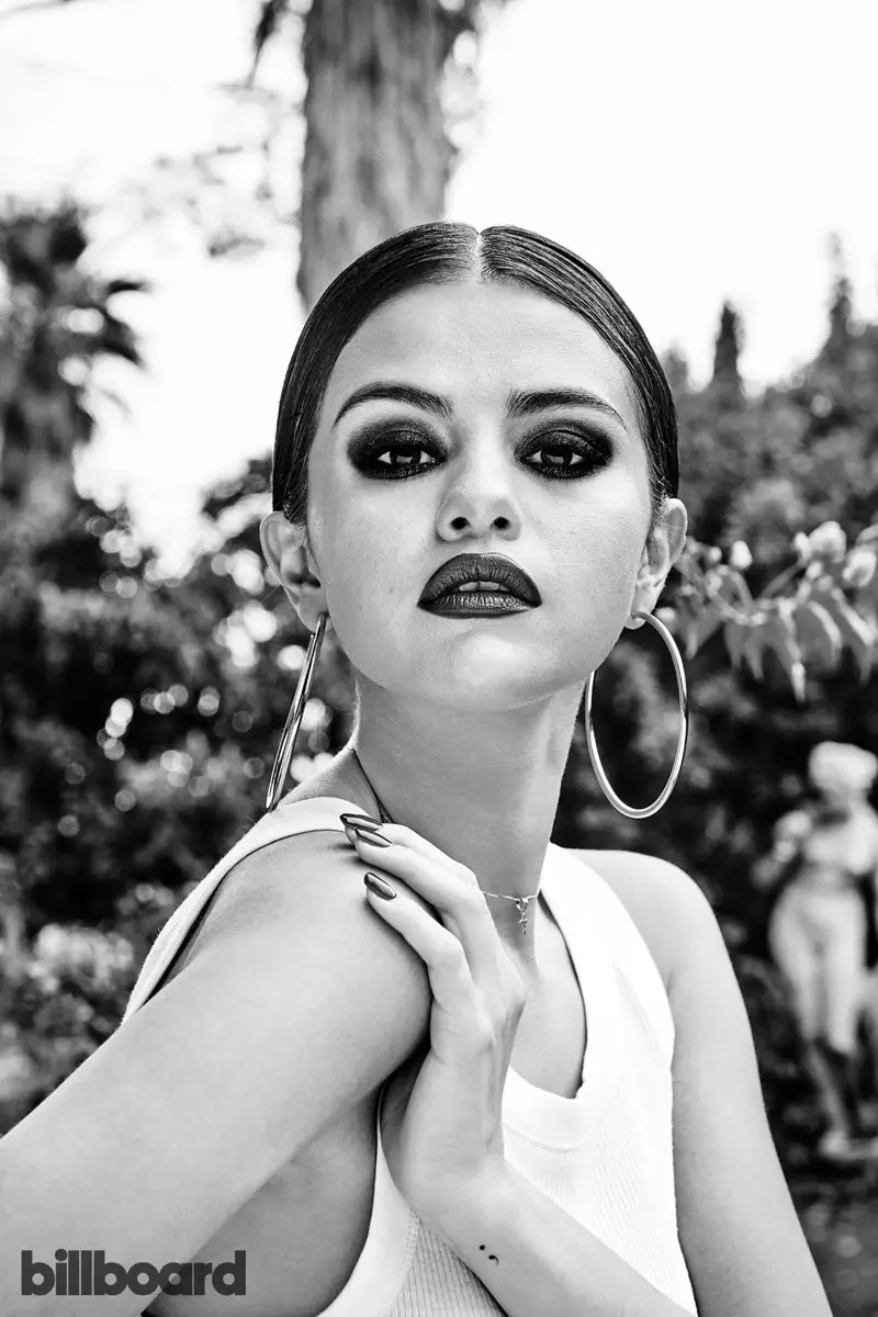 Selena Gomez 穿著黑白相間的背心，戴著耳環