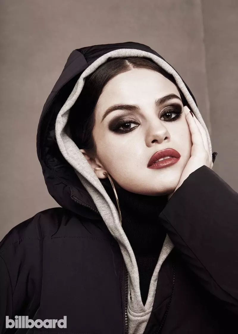 هن جي بندش لاء تيار، Selena Gomez hooded نظر پائڻ