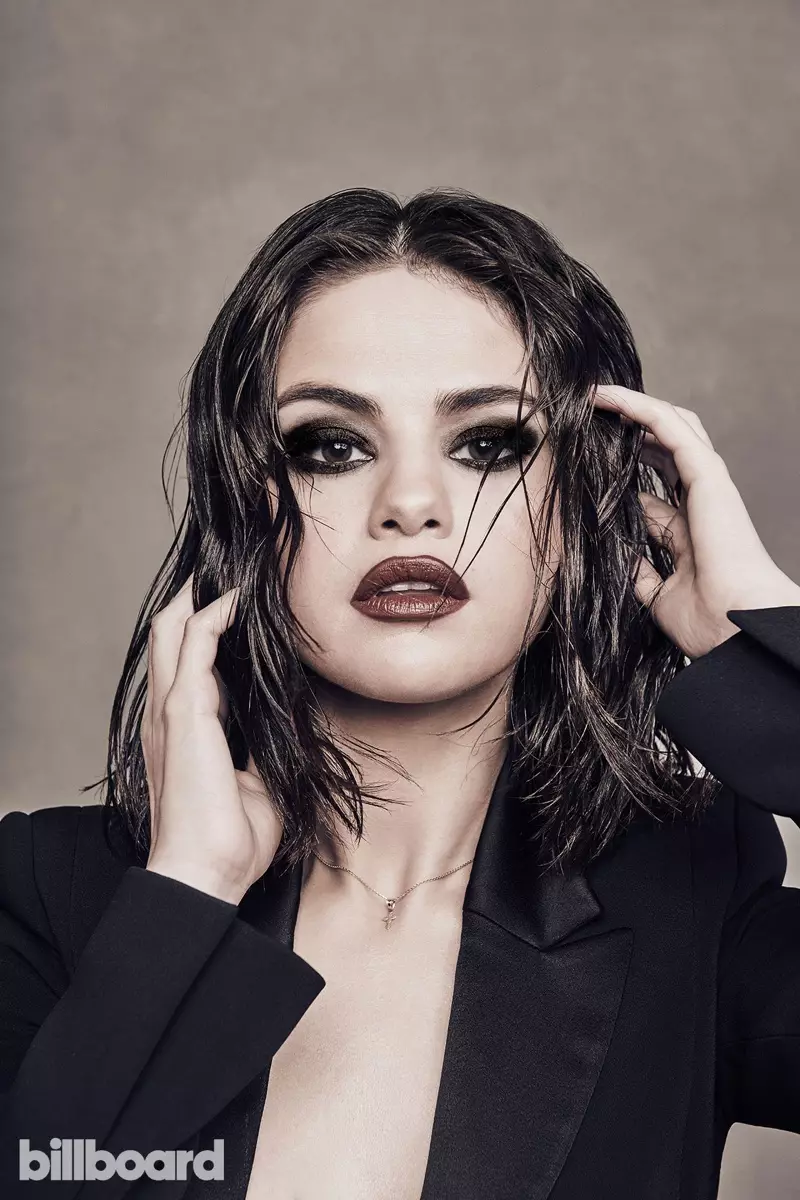 Selena Gomez draacht smokey oogschaduw mei donkere lip kleur