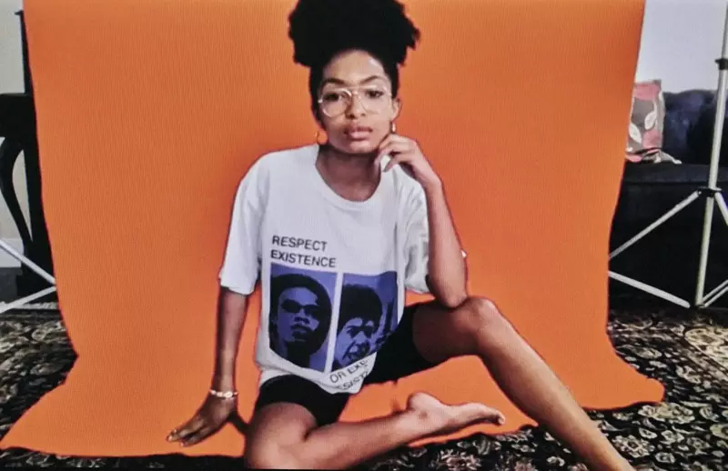 Yara Shahidi bergambar dalam ensembel kasual. Foto: Mary Rozzi untuk The September Issues