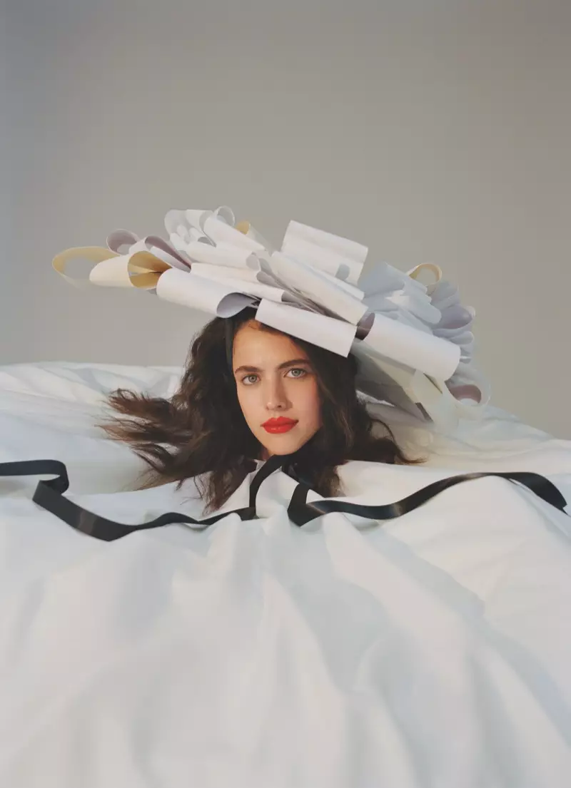 Sebapali Margaret Qualley o leka ho roala katiba le mose. Senepe: Daria Kobayashi Ritch for Hunger Magazine