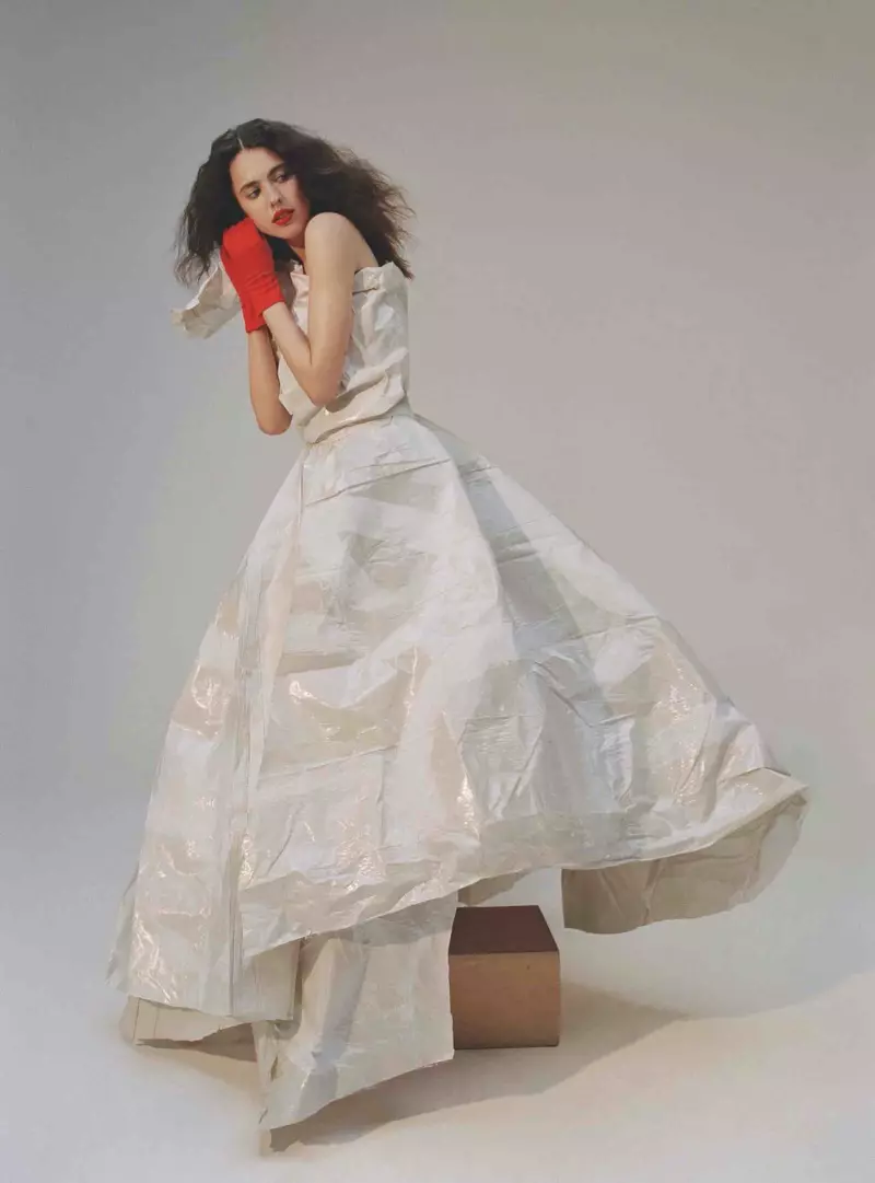 Margaret Qualley dra 'n wit rok wat van volhoubare materiaal gemaak is. Foto: Daria Kobayashi Ritch vir Hunger Magazine