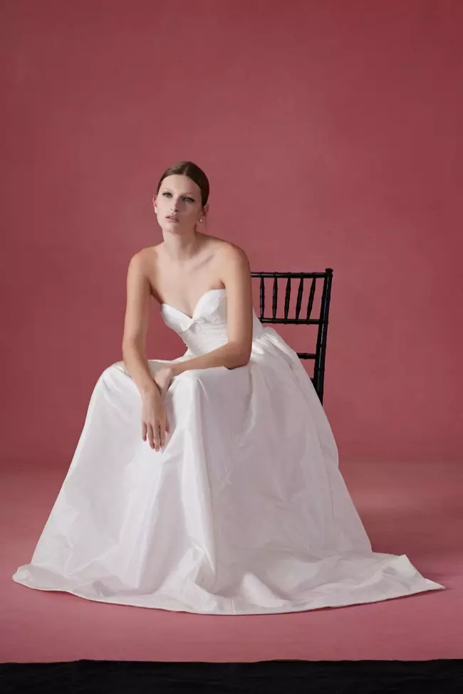 Va'ai Oscar de la Renta's Fall 2016 Wedding Dresses