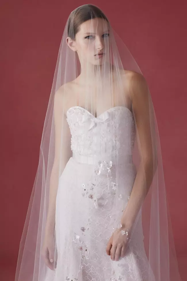 Oscar de la Renta's Fall 2016 Wedding Dresses බලන්න