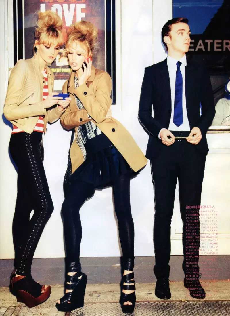 Raquel Zimmermann & Caroline Trentini av Ellen von Unwerth i Call It Love | Vogue Nippon juni 2010