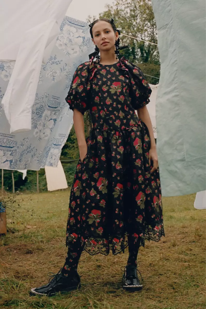 Francesca Hayward akipiga picha kwa ajili ya kampeni ya Simone Rocha x H&M.