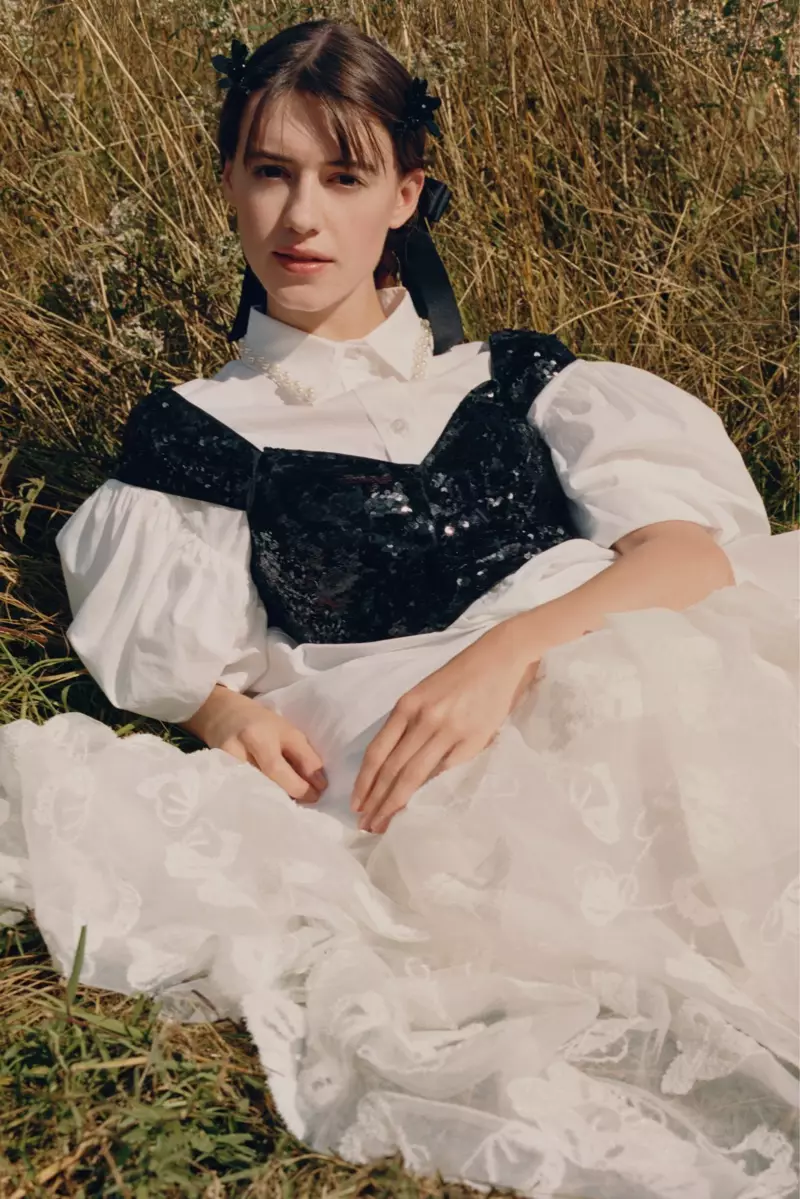 Tauraruwar Daisy Edgar-Jones a cikin yakin neman zaben Simone Rocha x H&M.