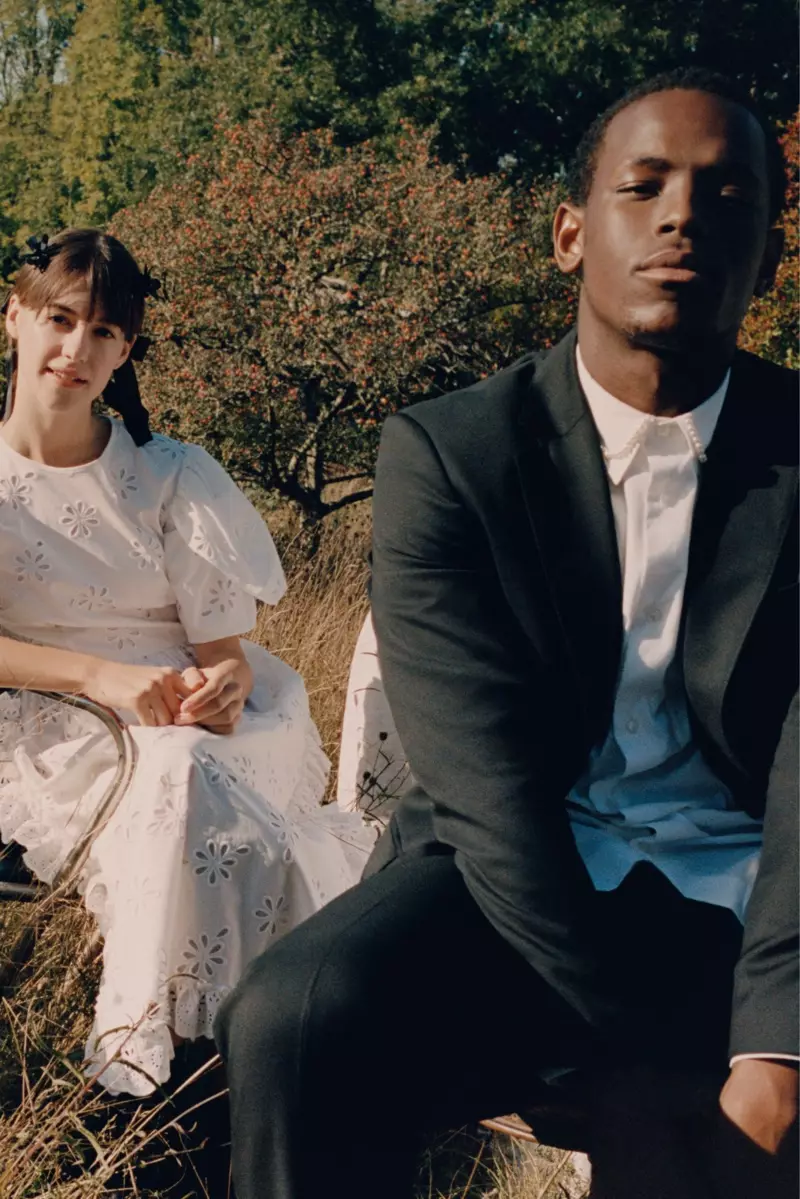 Daisy Edgar-Jones le Michael Ward ba hlaha lets'olo la Simone Rocha x H&M.